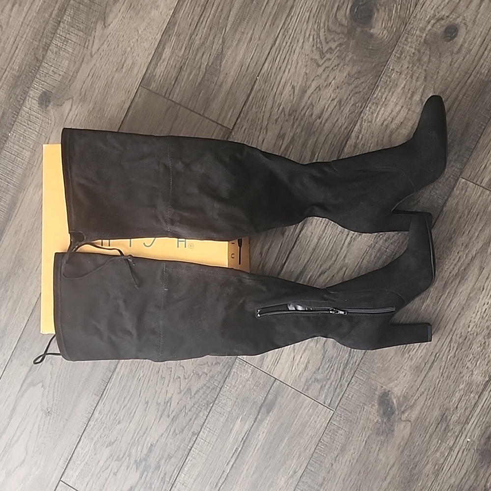 Brand New. Never Worn Unisa Boots !Suede!